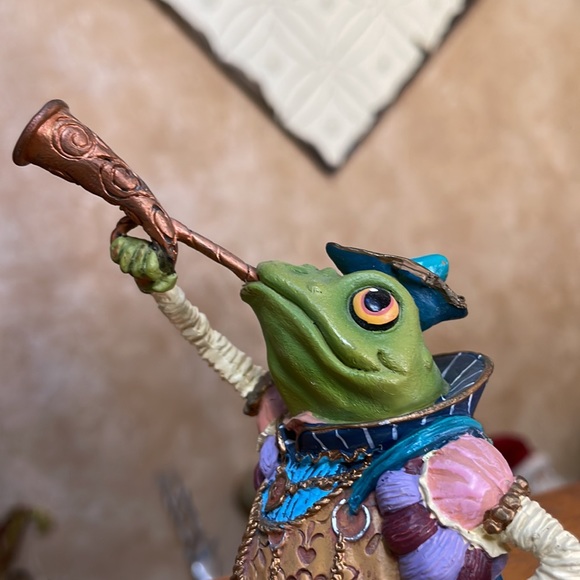 Fun Frog Royal Ribbiteer from the Camelot Frogs Sculpture Collection - Picture 3 of 9
